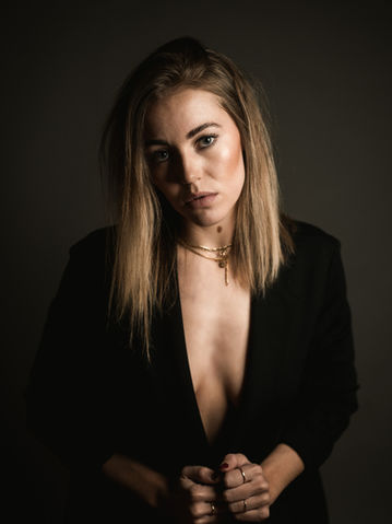 Porträt einer Frau mit blonden Haaren und schwarzem Blazer