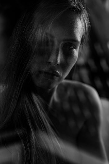 Boudoir-Porträt einer Frau im Schatten