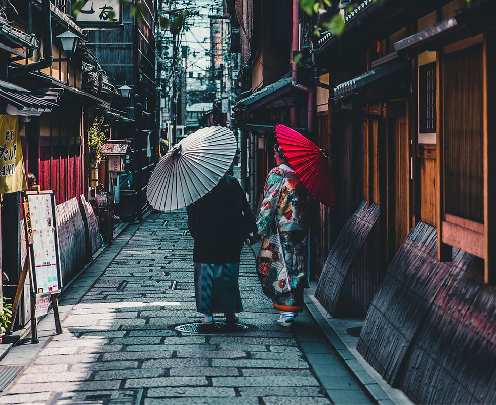 People in kimonos with umbrellas, Travel Guide Japan