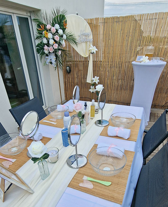 Table préparée pour une expérience Chic Glow à domicile