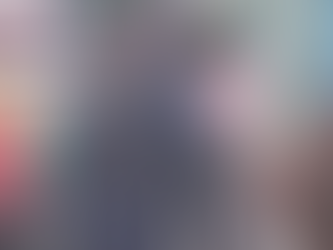 Sorprenden a mujer tomando fotos a niños afuera de una escuela en Puebla