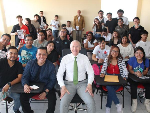 Estudiantes UDEP reciben charla magistral de periodismo deportivo de Heriberto Murrieta