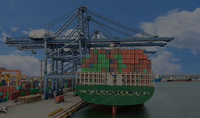 Grote vrachtschip met zeecontainers, klaar voor vertrek.