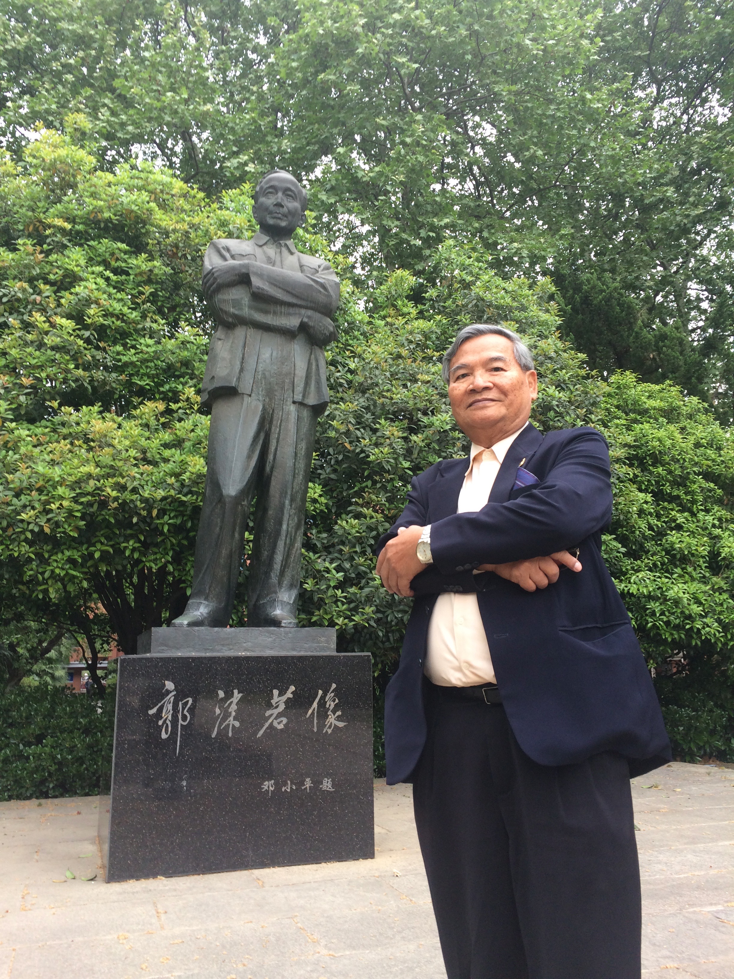 Dr.Narong at the center of USTC