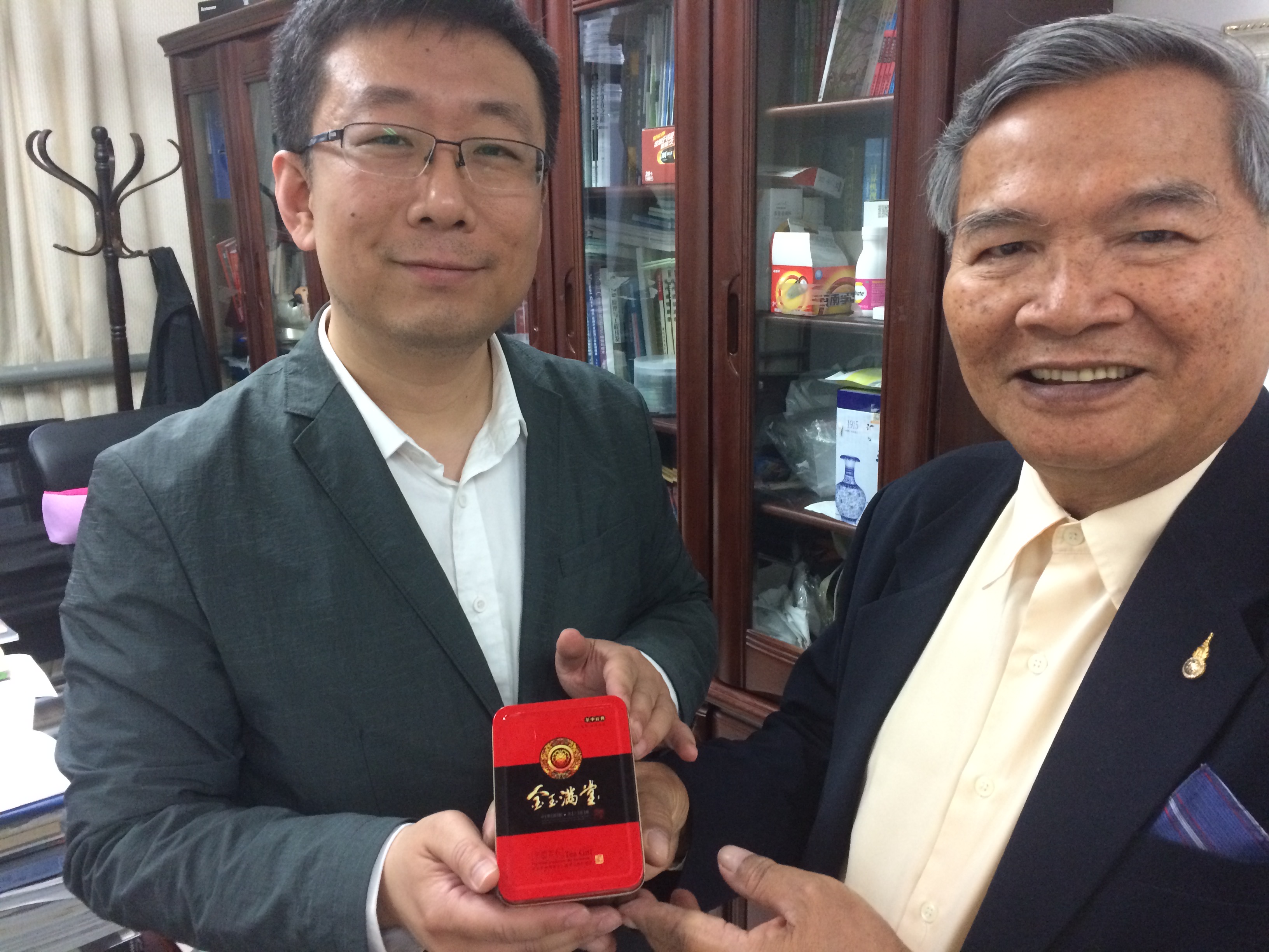 Dr.Wei Chen gave a box of tea
