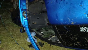 MOTORISTA ATROPELA PEDESTRE E CHOCA O CARRO EM DOIS POSTES