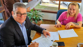 PREFEITO ASSINA CONTRATO COM OS AGENTES DO PIM/ PCF