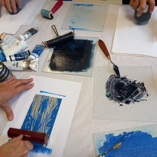 Printmaking workshops at Chantilly media library: inking lino