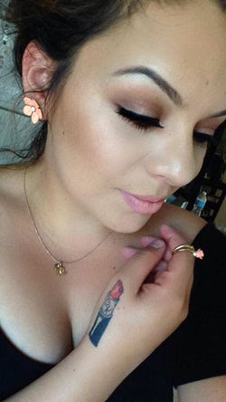 Tengo citas disponibles para el domingo 14, maquillaje con Pestañas incluidas 40$ 
I have open spots