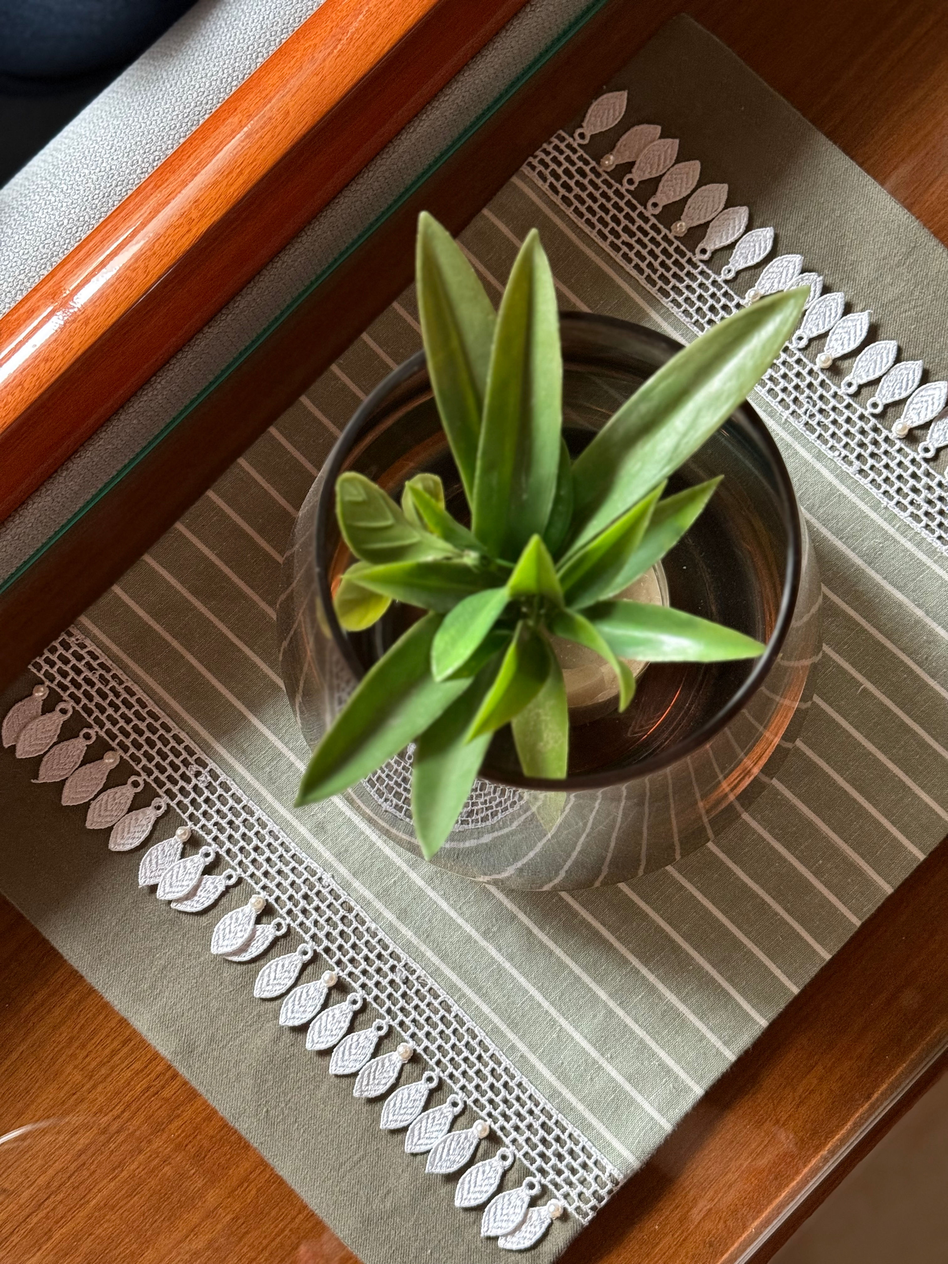 The Minimalist Sage Leaf Lines Table Placemats Set