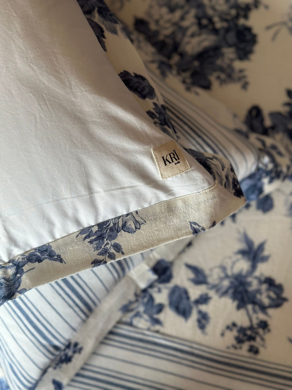 Thumbnail: Bloom Sky of Flowers Bedsheet Set