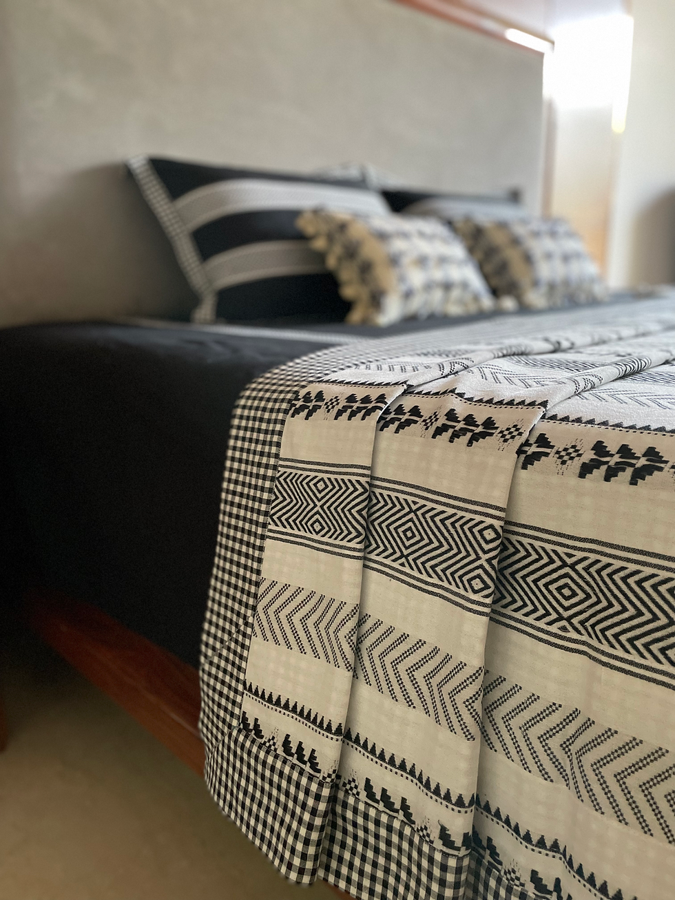 Thumbnail: Black or White Reversible King Bedcover cum Dohar