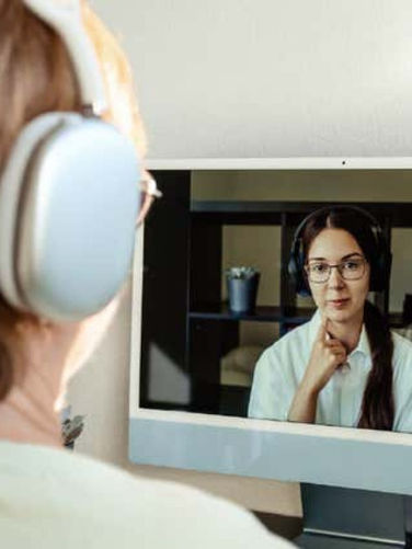 Psicoterapia online para brasileiros no exterior: Sessões semanais de 50 minutos, oferecendo apoio essencial durante a transição para uma nova vida. Explore o espaço entre a antiga vida no Brasil e a experiência como imigrante. Sentimento de pertencimento e não pertencimento abordado no atendimento psicológico remoto.