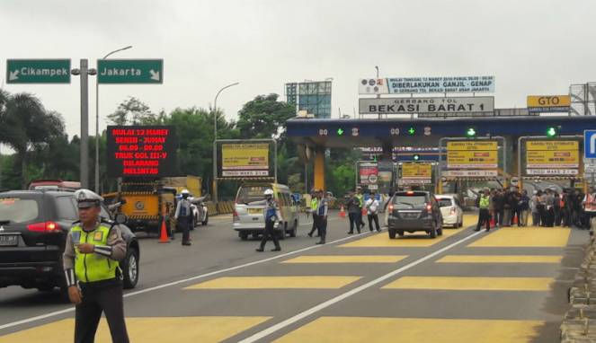 Banyak Mobil Pelat Ganjil Mau Terobos Tol Bekasi