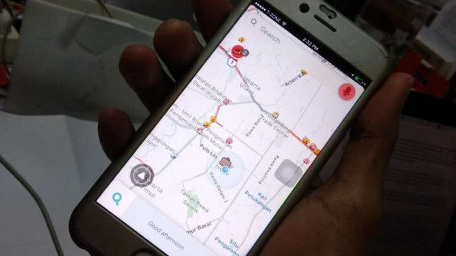 Dilarang Utak-atik Hape Saat Berkendara, Waze Punya Solusi