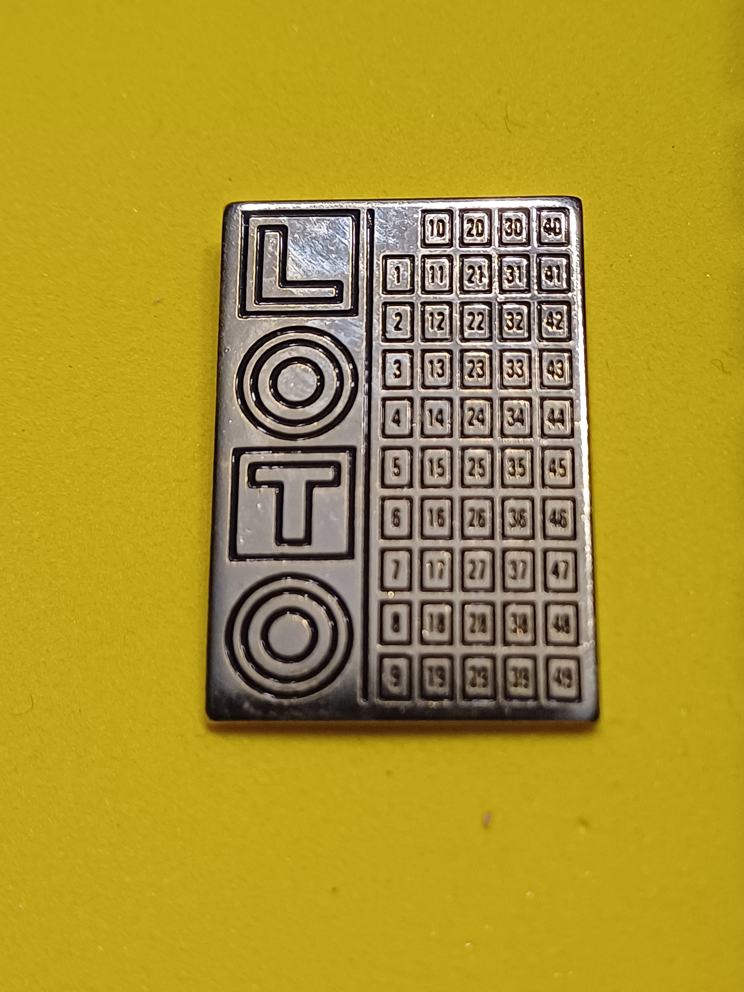 004-Pin's Loto rectangulaire doré LOTO