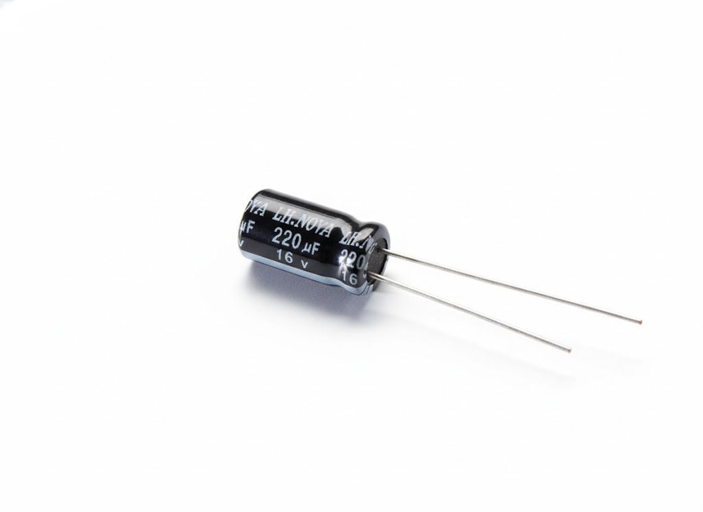 220uF 16V Electrolytic Capacitor THT