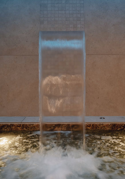 Cascata d’acqua per massaggio cervicale nella piscina privata del LoftSPA Massa Marittima