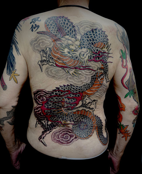 背中に龍の刺青 HOME 福岡・熊本 刺青/入れ墨/タトゥー 鳳仙彫 ワンポイントタトゥー、どんぶり刺青、トライバルタトゥー、和彫刺青