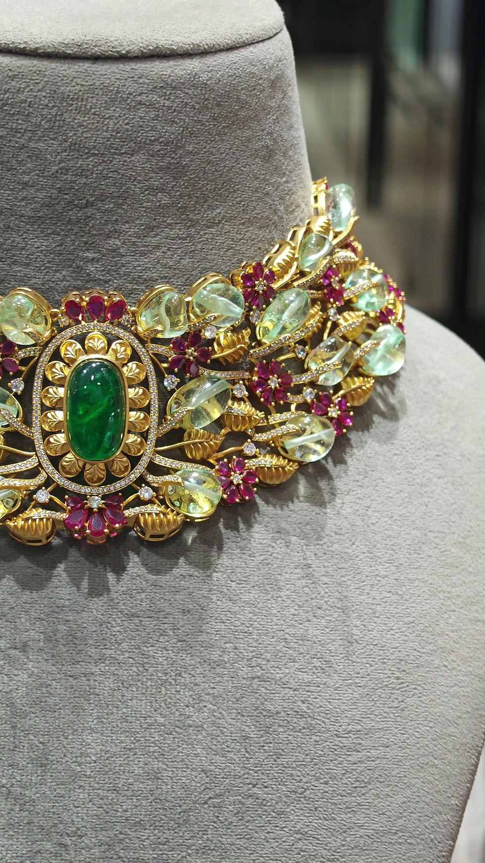 Emerald-Centric Regal Choker Necklace Set