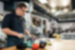 Cocina de restaurante diseñada por un estudio de arquitectura con enfoque funcional.