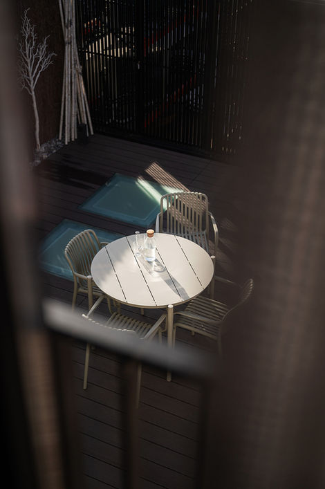 vista de jardin exterior con mesa y sillas