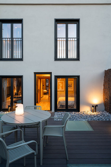 fachada de hotel con jardin