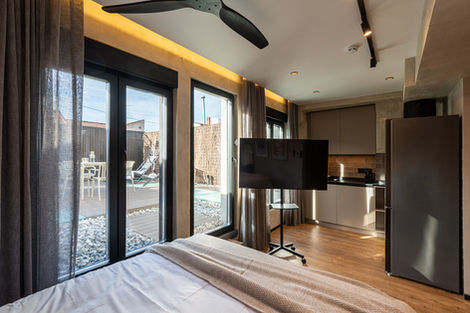 habitación con cocina y television de plasma sobre ruedas