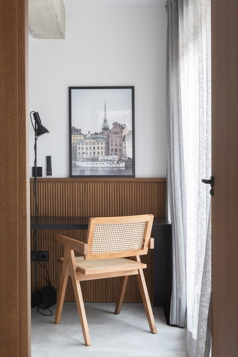 Escritorio con silla y lampara