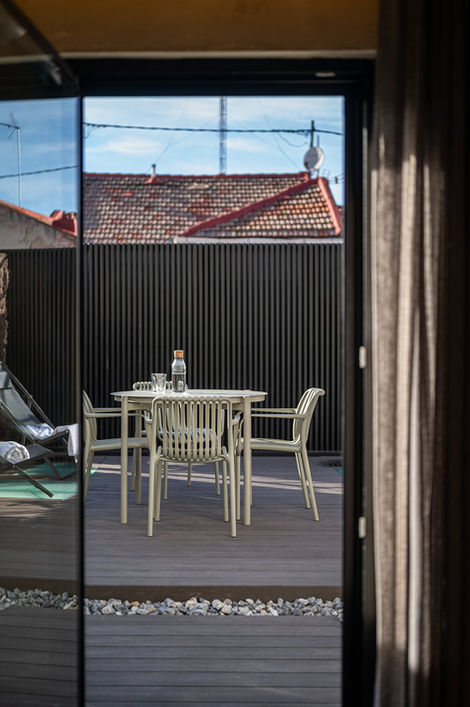 mesita en jardin con cuatro sillas