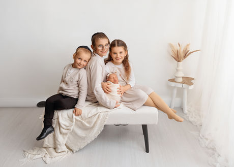 white-room-newborn-family-photography