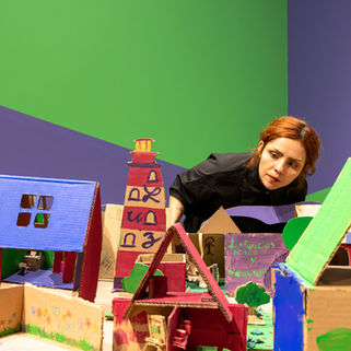 Diferentes perspectivas acerca de aquellos espacios ideales y necesarios para las mujeres y niñas han sido materializadas por ellas mismas en una obra colaborativa y participativa realizada por Alejandra Ruíz Rincón y las visitantes en el MUSA.