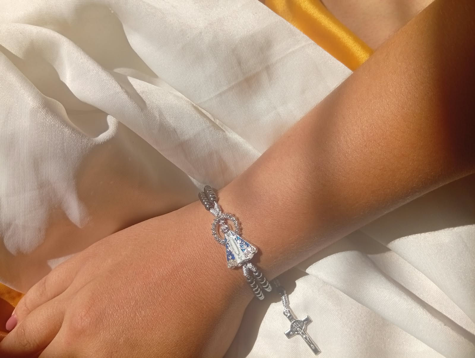 Terço de Pulso Nossa Senhora Aparecida em Hematita Prateada