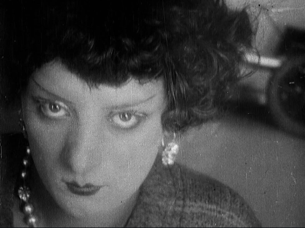 Kiki de Montparnasse (Alice Prin) in Emak Bakia (Man Ray, 1926)