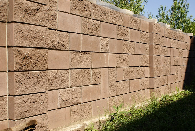 Заборы из декоративных блоков