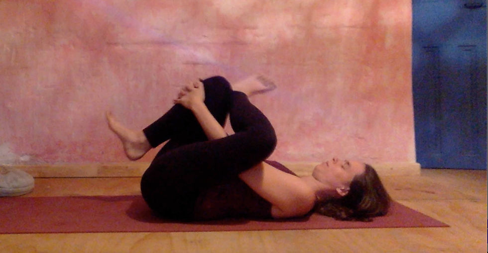 Frau macht entspannte Yogaübung Nadelöhr gegen Rückenschmerzen.jpeg