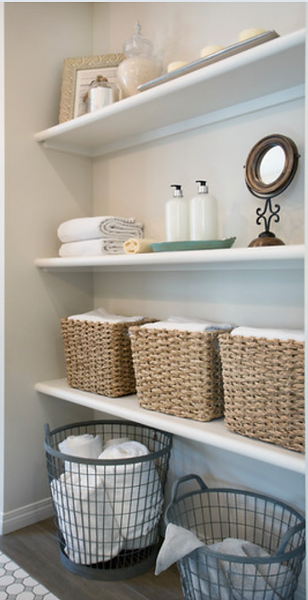 Ordentlich verstaute Pflegeprodukte und Badwäsche sorgen für eine harmonische Atmosphäre