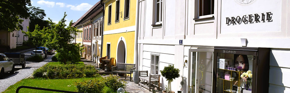 Nina & Susanne Urlaub Boutique Lofts Drosendorf Häuserzeile.JPG