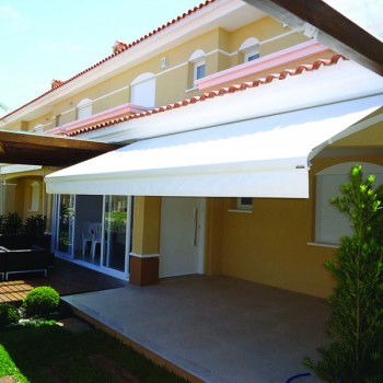 Toldo Delta-flex da Ozônio com braços articulados instalado em fachada residencial