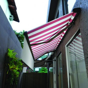 Toldo Select Volant Plus da Ozônio com franja enrolável instalado em fachada