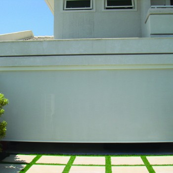 Toldo Floatbox da Ozônio para grandes vãos verticais instalado em fachada