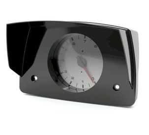 Czarny zegar samochodowy w czarnej ramie, z czerwonymi wskazówkami, na białym tle.