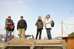Warten auf das Boot mit Kunden