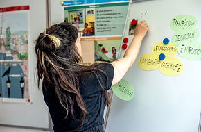 Ivana Stojanovic arbeitet mit französischen Lerninhalten am Whiteboard