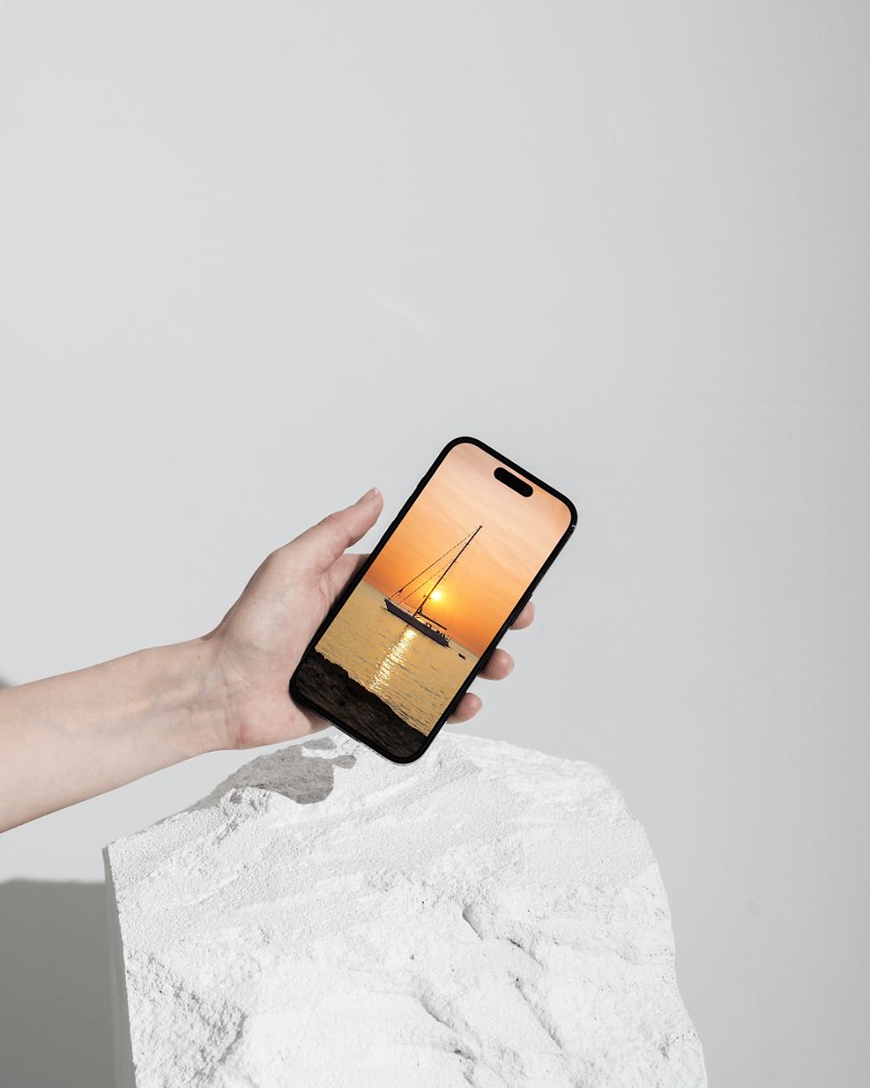 Thumbnail: mock-up stillness in the glow phone screensaver