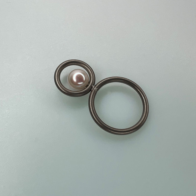 Thumbnail: Ring/Pendant  'Eight' met parel
