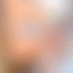 Artist painting the Dallas Womans Club during the Art Walk