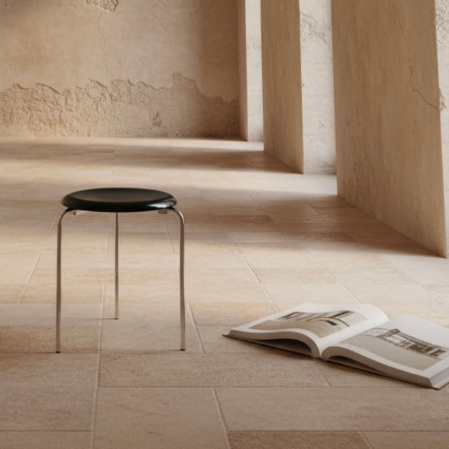 Thumbnail: Arne Jacobsen – Model 3150 Tripod Stool