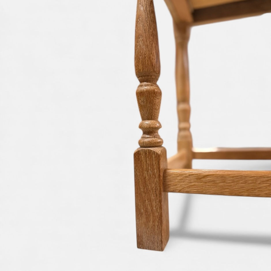 Thumbnail: Henning Kjærnulf style | Chatol i egetræ