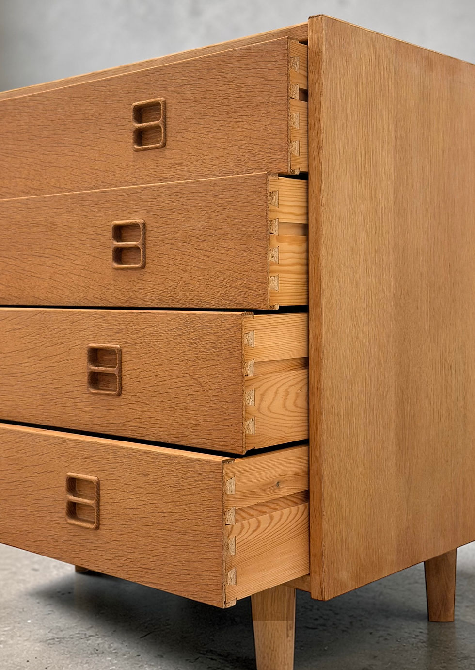 Thumbnail: Niels J. Thorsø (tilskrevet) egetræs kommode 🐣 EASTER SALE (1 - 6 april) 